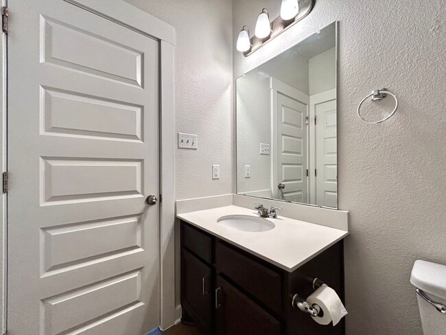 Building Photo - Spacious 3-Bed, 2-Bath Home with 2-Car Gar...