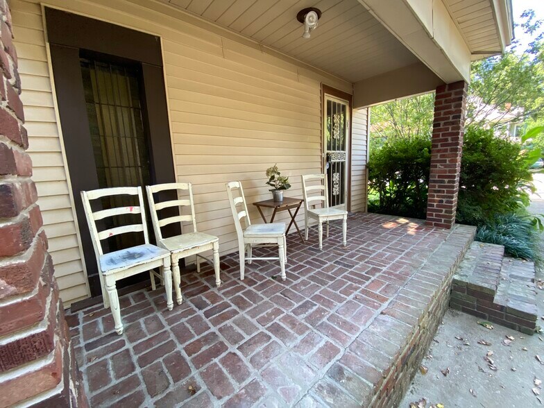 Side porch - 1263 Agnes Pl