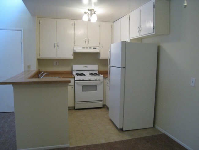 Building Photo - SPARKLING CONDO, UPPER UNIT!