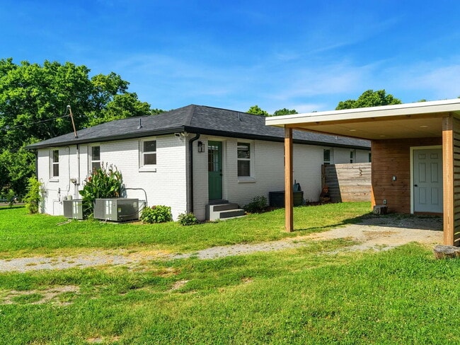Building Photo - 2 Bedroom, 1 Bathroom Duplex Near Woodbine...