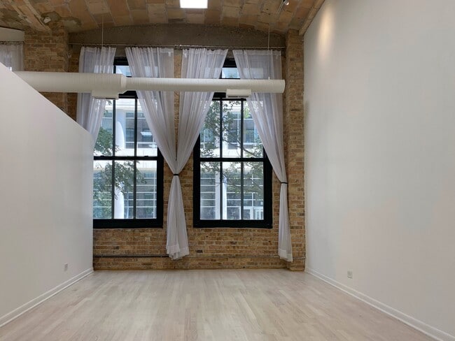 Building Photo - 801 S Wells St