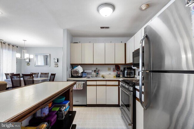 Building Photo - 1102 Diamond Dr