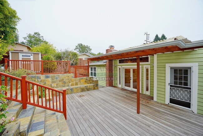 Building Photo - Available Now! 3 Bedroom San Rafael House