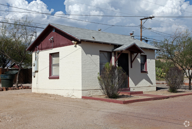 Building Photo - University Casitas