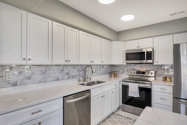Building Photo - Updated 3-Bed, 2.5-Bath Yorktown Condo with Modern Kitchen, Parking & Community Amenities