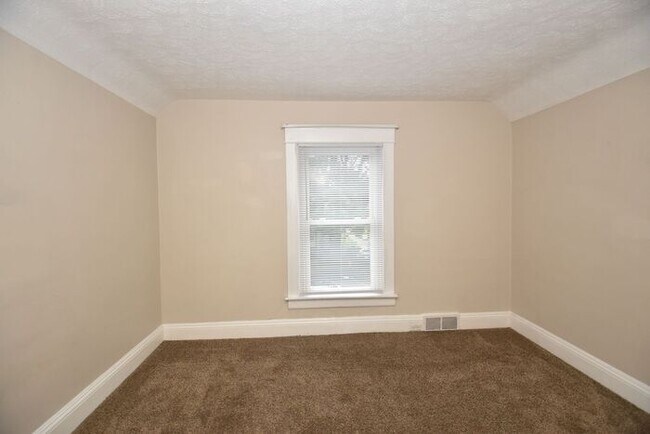 Building Photo - Mishawaka 1/2 story 3 bedroom single-family home with garage