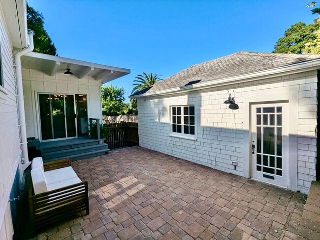Building Photo - CHARMING THREE BEDROOM ONE AND HALF BATH H...