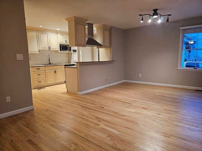 Building Photo - 246 Seaside Ave