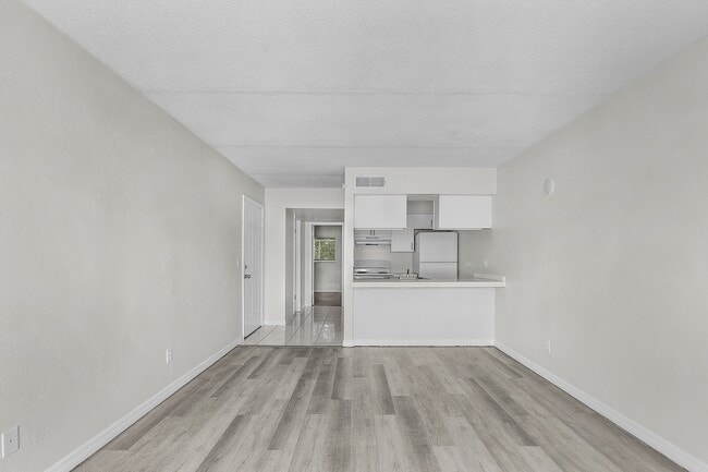 Building Photo - The Lakeside at 2315