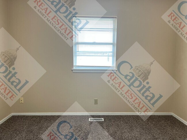 Building Photo - Charming 3 Bedroom