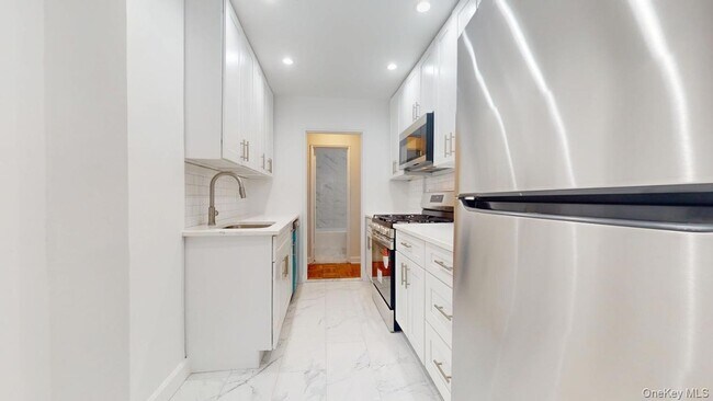 Building Photo - 66-15 Thornton Pl