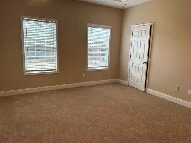 Building Photo - 3421 Beacon Dr