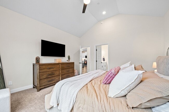 Building Photo - Gorgeous 3 Bedroom Pet Friendly Home For Rent in Pleasant View