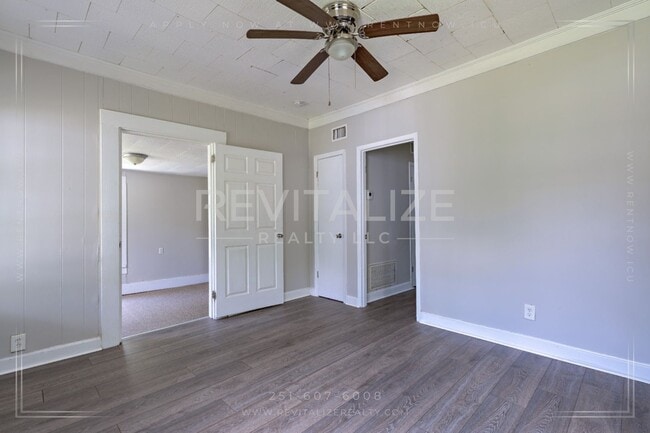 Building Photo - Renovated & Low-Maintenance 2-Bed Home