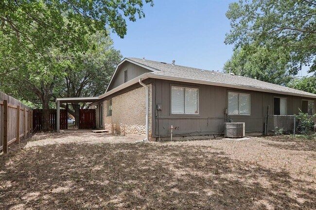 Building Photo - 11912 Sunhillow Bend