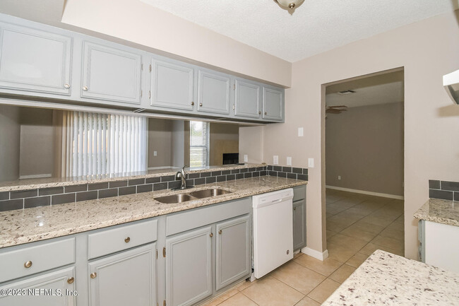 Building Photo - 10994 Traci Lynn Dr