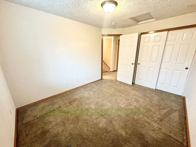 Building Photo - Awesome 3-bedroom, 2.5-bathroom house in North Portland Near Trenton Park - $200 Off First Month!