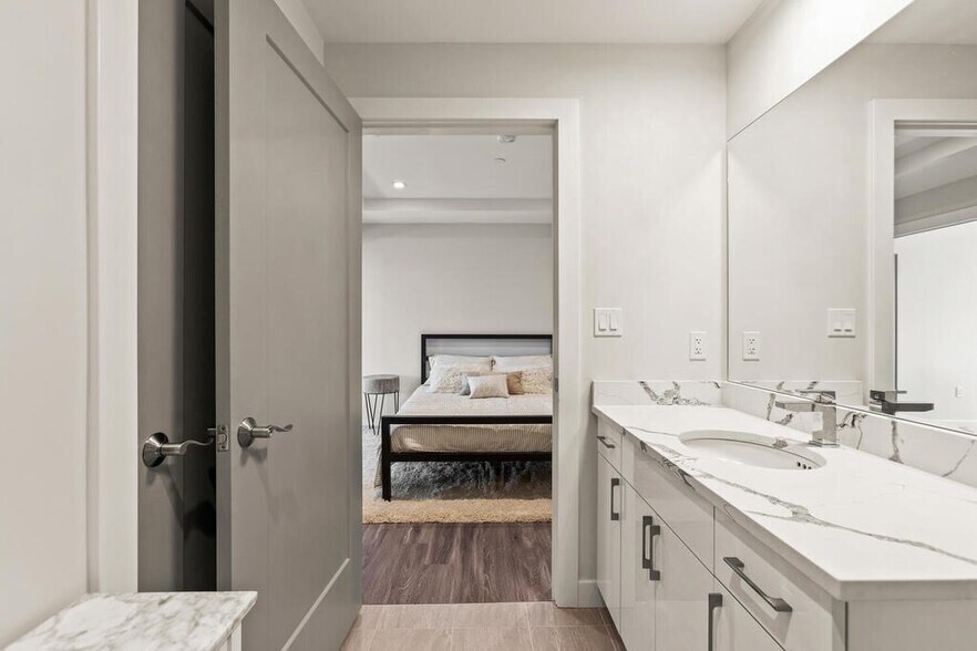 Building Photo - 26 Collins Ave