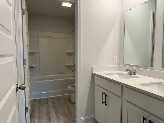 Building Photo - Beautiful new construction home in Richmond Hill, GA!