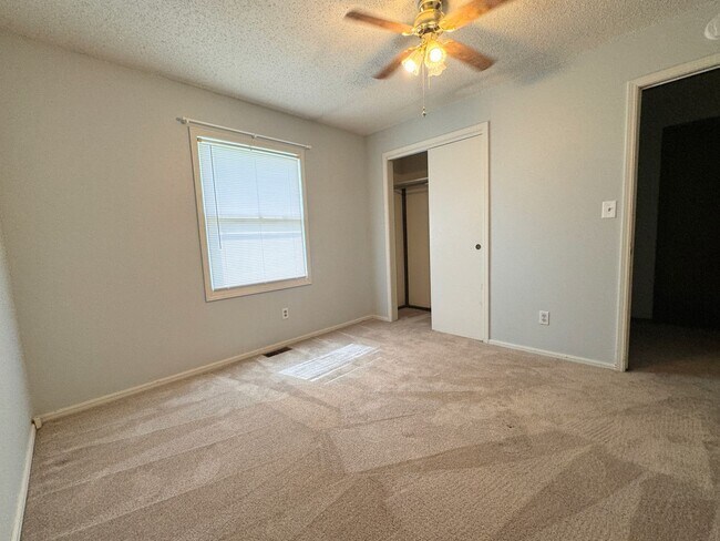 Building Photo - 3 bed 1 bath, Small Town Living!