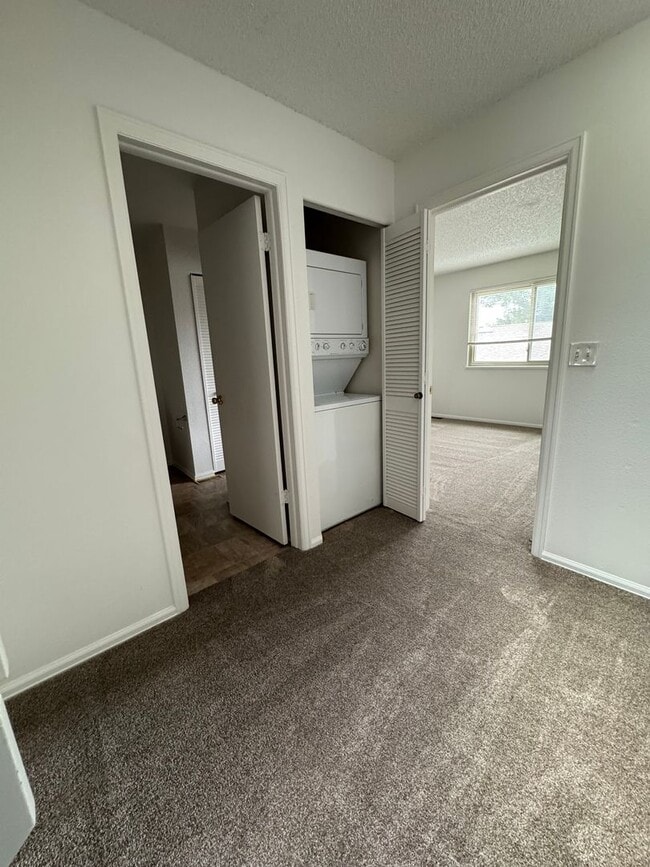 Building Photo - 2 Bedroom 1 1/2 Bath Townhome