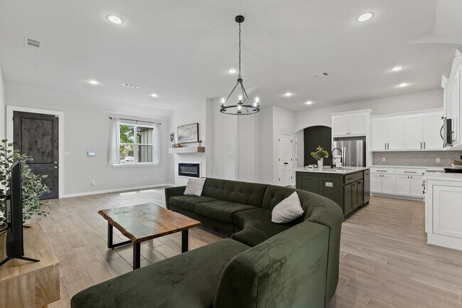 Building Photo - Grand in Granbury!