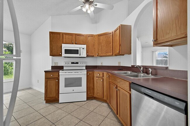 Building Photo - 15 Renmont Ct