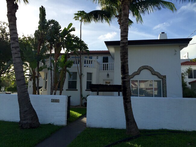 Building Photo - 2800 Pine Tree Dr