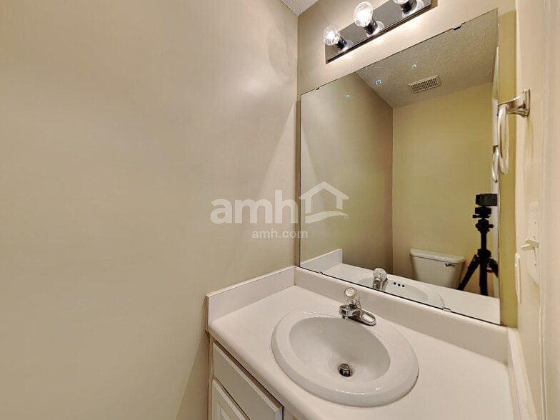 Building Photo - 6425 Silver Spring Ct