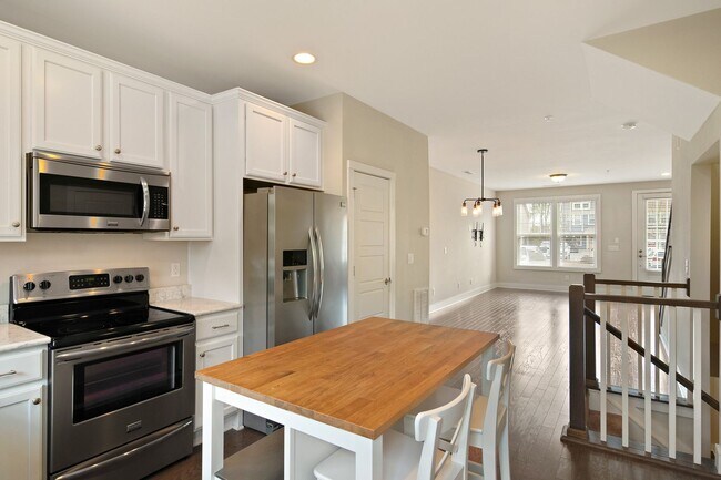 Building Photo - Spacious 3 Bed / 3.5 Bath Townhome Near Raleigh Iron Works & 440!