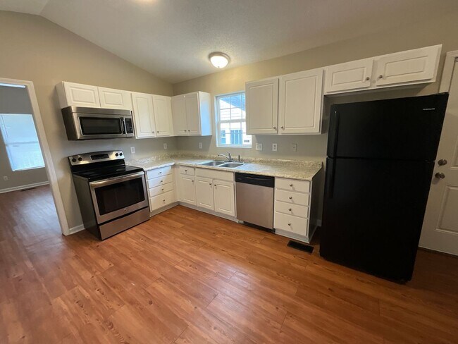 Building Photo - Now Available! Cute 4 Bed, 2 Bath Bungalow in Glenwood! Great Central GSO location