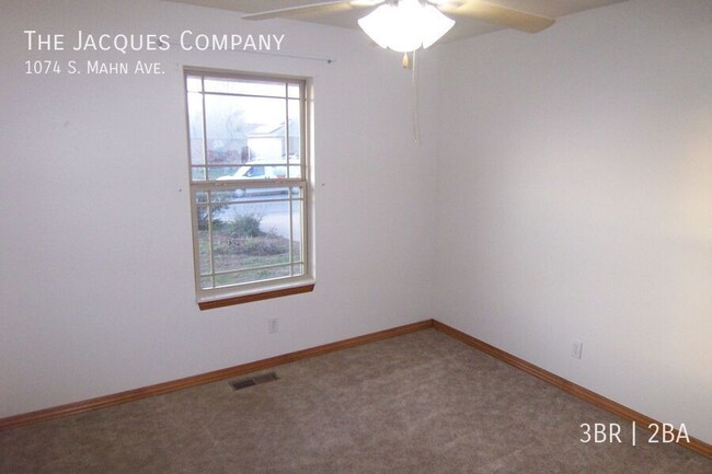 Building Photo - Very Clean 3 Bedroom 2 Bath 3 Car Garage H...