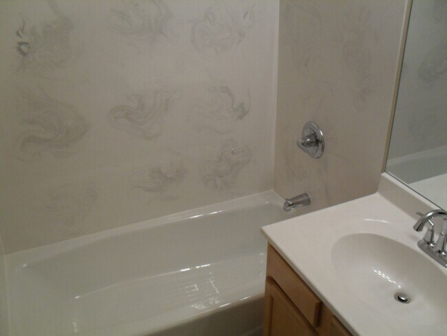 Building Photo - **3-BEDROOM HOME W/ ATTACHED GARAGE IN BEECHWOLD!!**