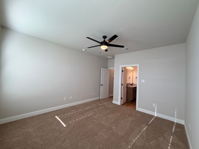 Building Photo - 816 Venecia Dr