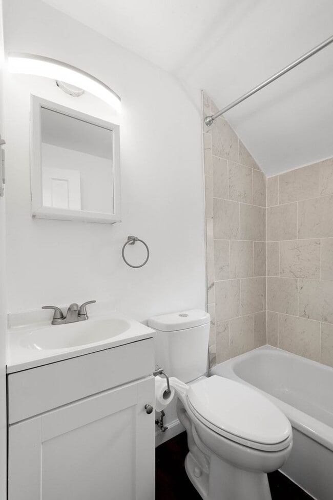 Building Photo - Stunning 2 bedroom home in Dormont availab...