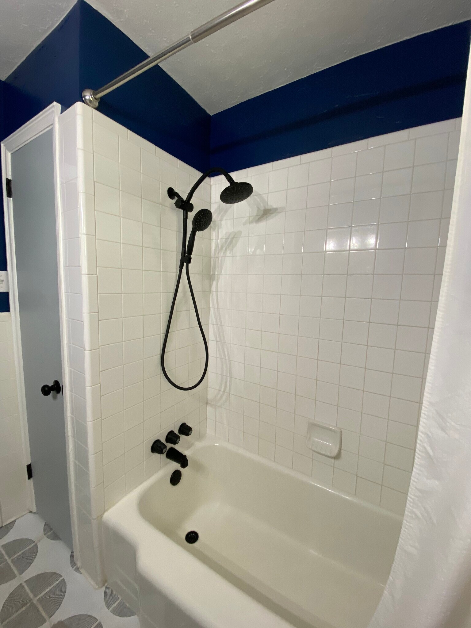 Adjustable settings and handheld option, plus tub - 3172 Sandusky Dr