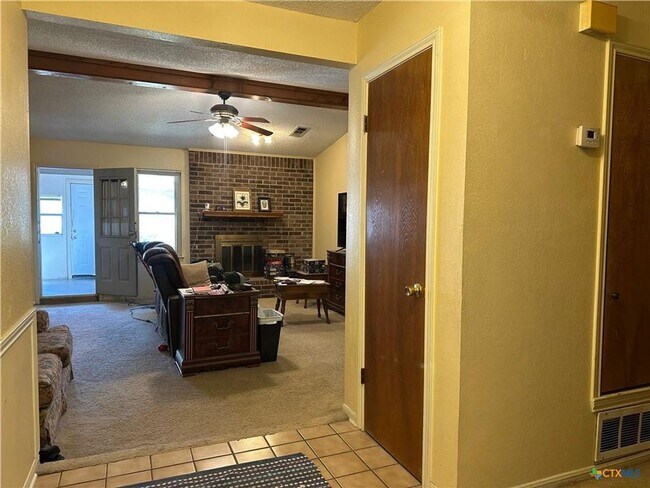 Building Photo - Spacious 3 Bedroom Home with Sunroom & Large Backyard