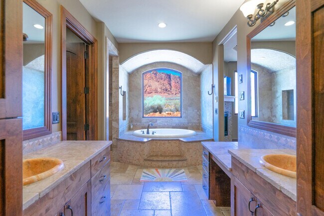 Building Photo - Exquisite Custom Home in Prestigious Commu...