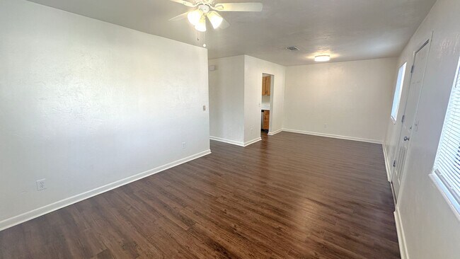Building Photo - 303 S Lipona Rd