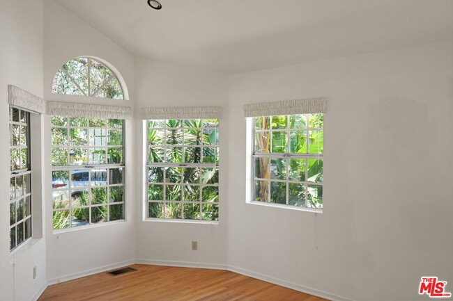 Building Photo - 2534 Wellesley Ave
