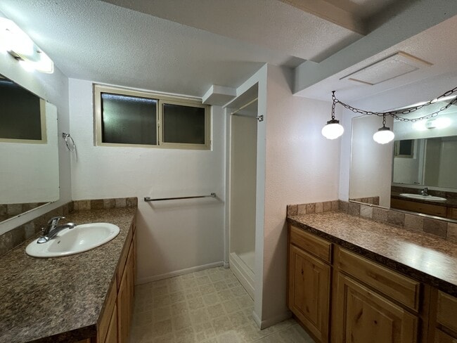 Building Photo - 2405 Sunset Dr