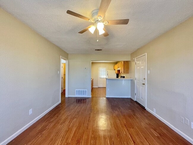 Building Photo - Charming 2 bedroom, 1 bath home with carpo...