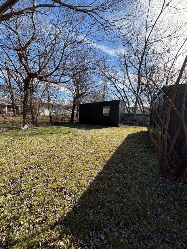 Building Photo - Newly Renovated 2 Bedroom