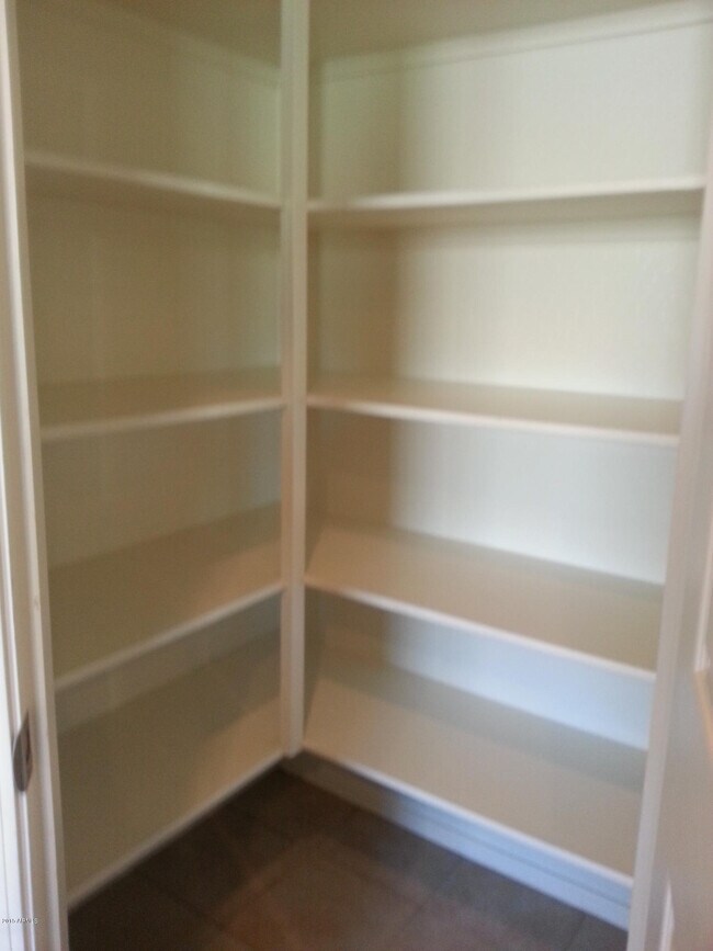 Building Photo - 1932 E Ravenswood Dr