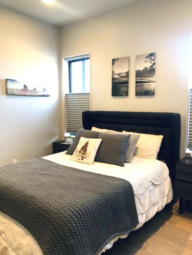 Building Photo - One bedroom apartment on Bend's SW side. End Unit