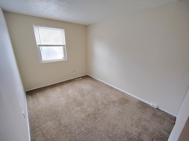 Building Photo - *Well-Maintained 3BD/1.5BA Townhouse Available in West Mifflin*