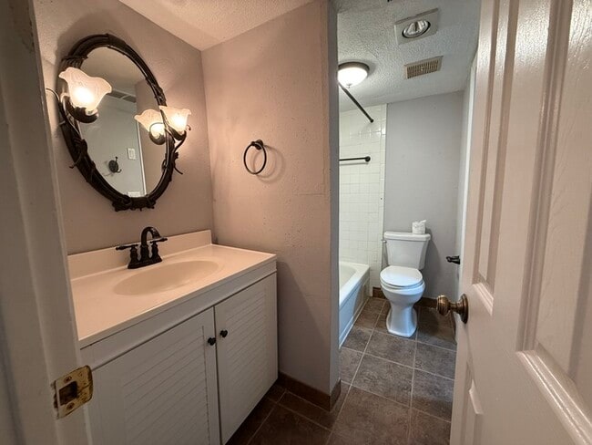 Building Photo - Marble Cliff Condo With Lake Access!