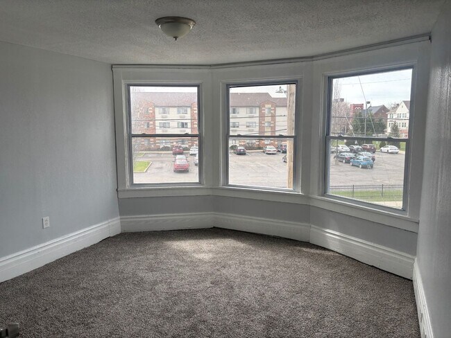 Building Photo - Charming 7-Bedroom Property in Prime Location