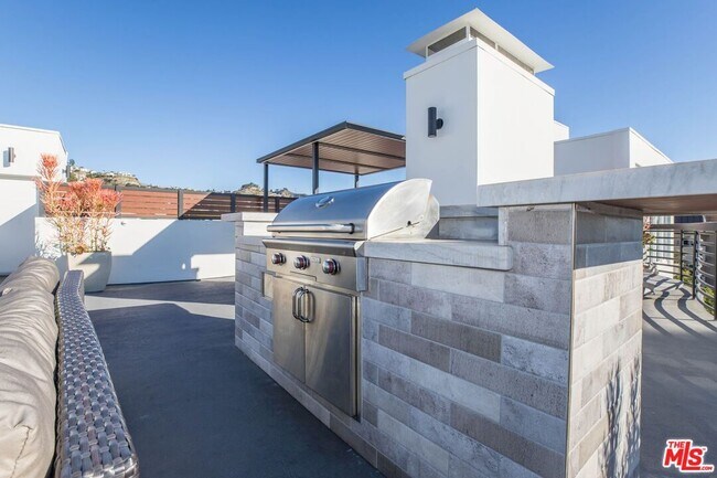 Building Photo - 1283 Havenhurst Dr