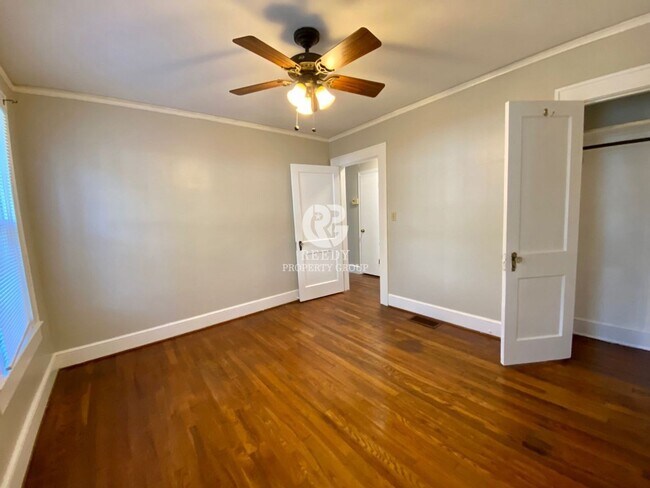 Building Photo - Spacious 3 bedroom  and 1 bath home with FENCED IN BACKYARD located minutes from downtown Spartan...